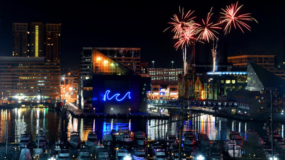 Holiday-Fireworks-in-the-Inner-harbor-915x515